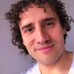 foto de Zeku, de frente mirando a la cámara