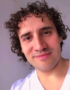 foto de Zeku, de frente mirando a la cámara